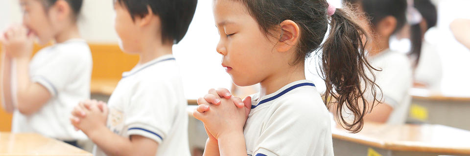 授業に参加する幼稚園児